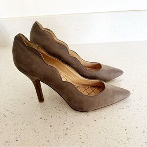 Chinese Laundry Gray Faux Suede Pointed Toe Pumps High Heels Scalloped Details 9